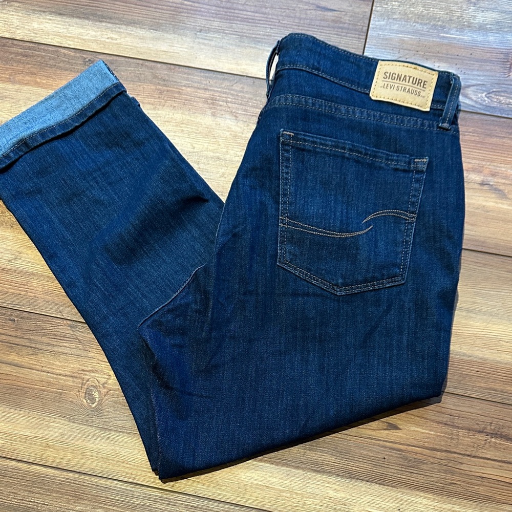 Signature by Levi Strauss Women's Dark Blue Mid-rise Capri Jeans